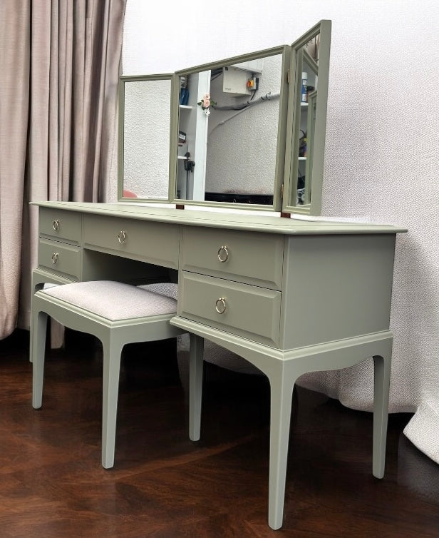 Stag Minstrel Dressing Table 5 x Drawer with stool & triple mirror